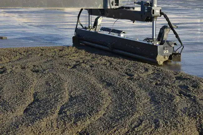 Pavimentazione esterna aeroportuale in calcestruzzo realizzata con metodo Laser Screed Prima Pavimenti — superficie a planarità certificata UNI 11146 resistente ai carichi degli aeromobili, ai cicli gelo-disgelo e agli agenti atmosferici per piazzali, taxiway e aree operative