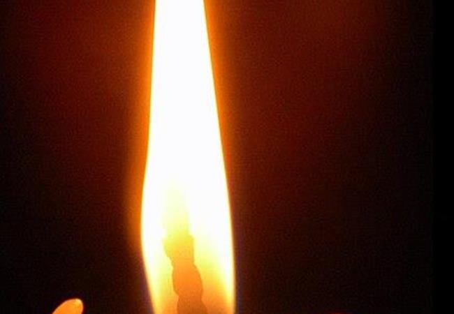 Vela encendida en señal de luto por el fallecimiento del periodista Andrés Matos