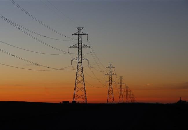 Torres de alta tensión al atardecer, sentencia contra Edesur