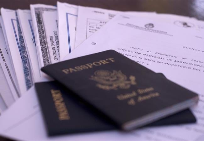 Pasaporte de Estados Unidos sobre documentos de migración, fianza por residencia