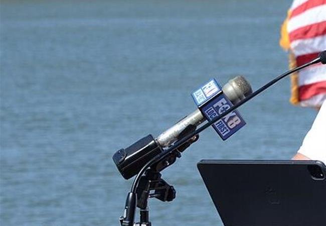 Micrófono de prensa en una rueda de prensa, designación en el PRM