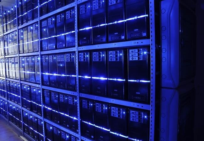 Servidores en un centro de datos, infraestructura digital en el Caribe