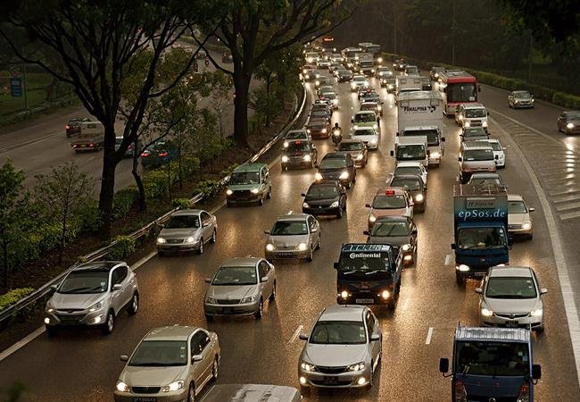 Tapón de tráfico en una avenida, estrategia del INTRANT contra la congestión