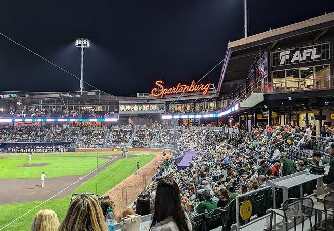 Estadio de béisbol de noche con público, jonrones de Junior Caminero