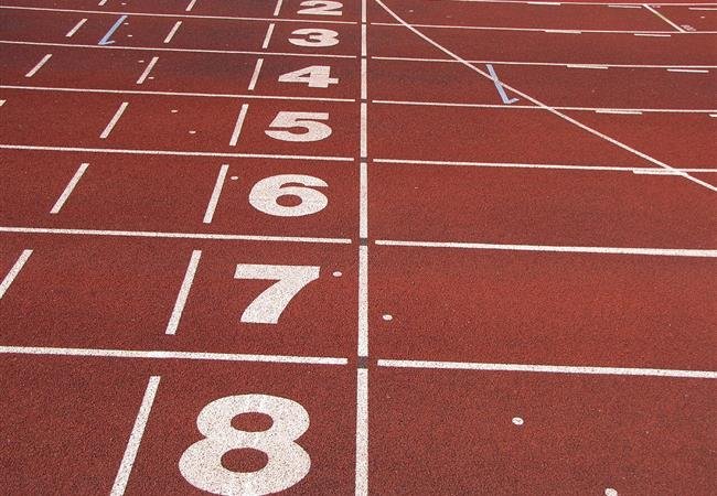 Meta de una pista de atletismo con carriles numerados, victoria de Marileidy Paulino