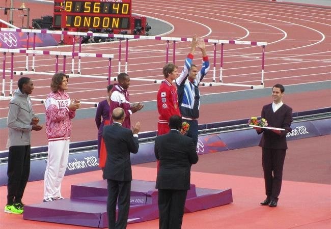 Ceremonia de premiación en una pista de atletismo