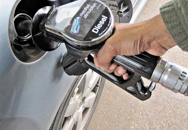 Persona repostando combustible en una gasolinera, precio de los combustibles en República Dominicana