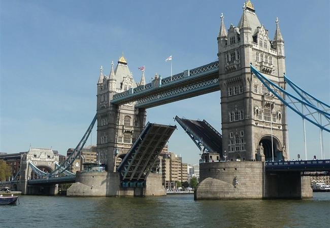 Puente basculante con el tramo levantado, ilustración del nuevo puente sobre el río Ozama