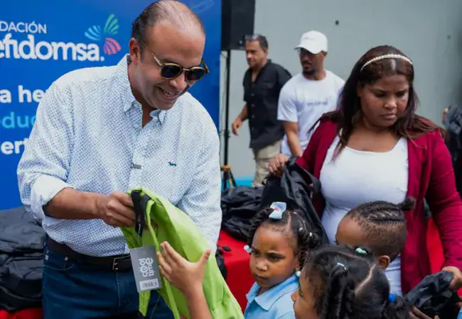 Refidomsa entrega mochilas y cuadernos a niños y niñas