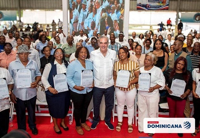 Abinader entrega 2,200 títulos de propiedad en Villa Altagracia y obras en la capital