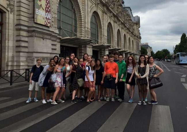 elizabeth-zingales-and-students-in-front-of-museum