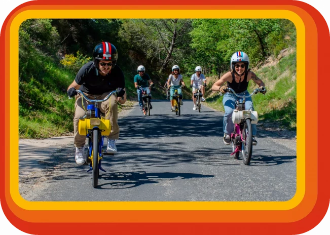 Balade guidée en Solex vintage à Argelès-sur-Mer, activité touristique originale entre plage et Pyrénées.