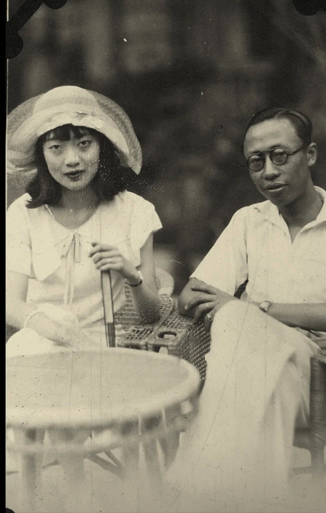 Isabel Ingram petting in Forbidden City in 1923