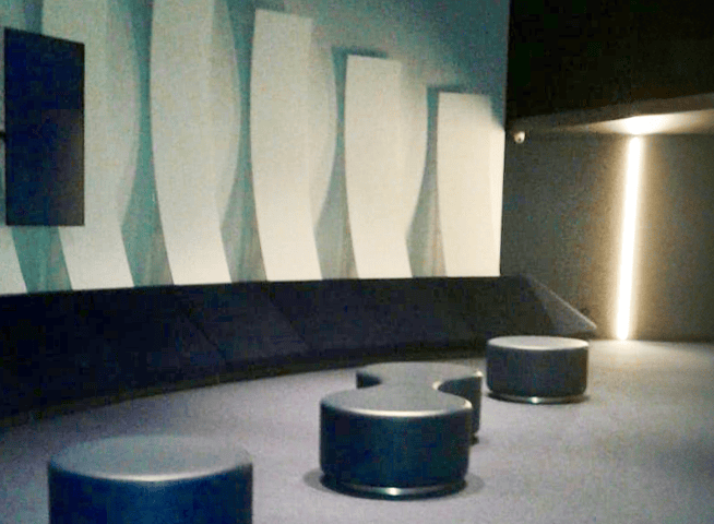 il pouf molecola per l'arredo di un museo