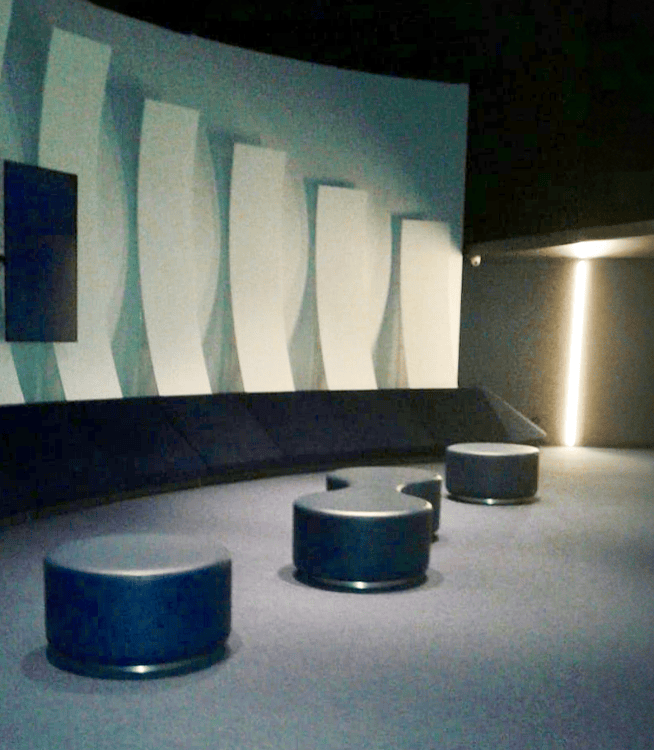 il pouf molecola per l'arredo di un museo