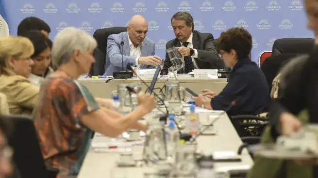 Gracias a la oposición dialoguista, el oficialismo obtuvo dictamen de la nueva ley de Bases