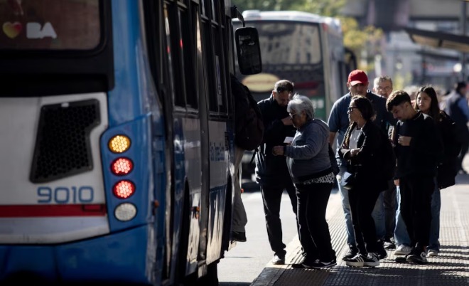 Lomas: Se cayó al bajar del colectivo, culpó al chofer y recibirá una suma millonaria