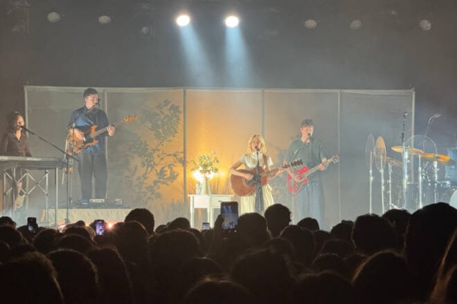 Band auf der Bühne, davor das Publikum