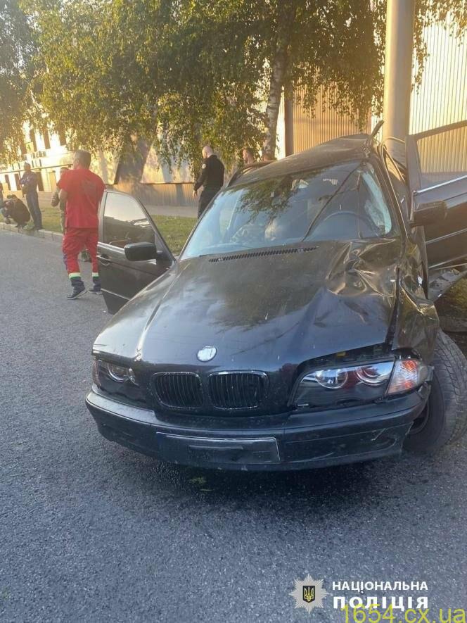 У Харкові водій BMW збив велосипедистку та зіштовхнувся з електроопорою: загинули двоє людей, - ФОТО