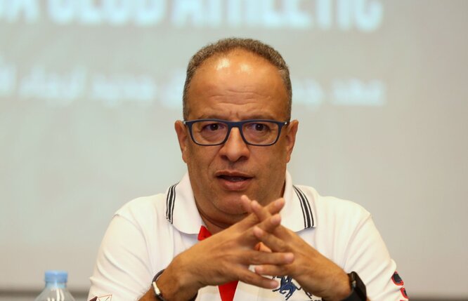 alt="Abdelaziz El Badraoui, ancien président du Raja, lors d'une conférence de presse à Casablanca"