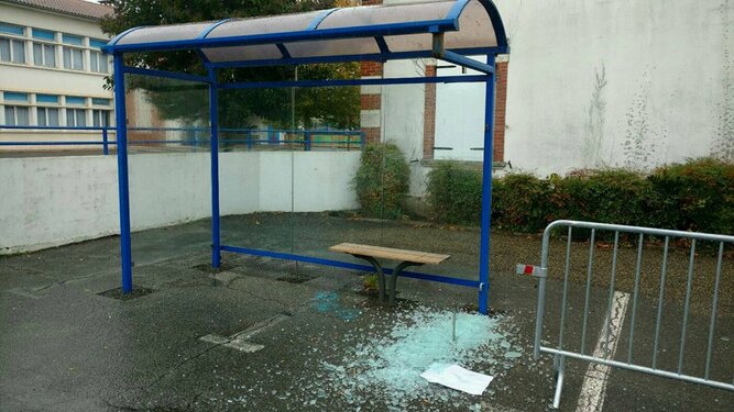 Soupçonnés d'avoir brisé un abribus, 4 jeunes arrêtés à Vic en Bigorre