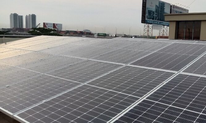 Một góc hệ thống điện mặt trời áp mái tại Cảng Đồng Nai. Ảnh- Nami Solar