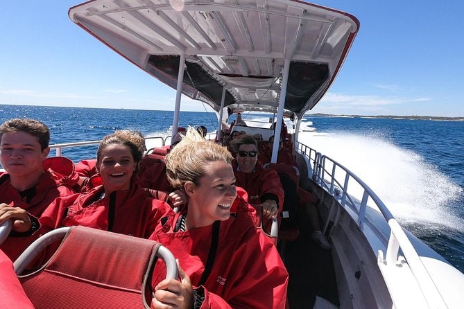 Gruppe von Menschen genießt eine rasante Jetboot-Fahrt auf dem offenen Meer.
