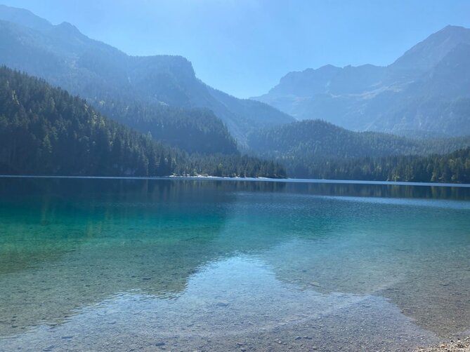 Lago Tovel en Trentino; el lago rojo