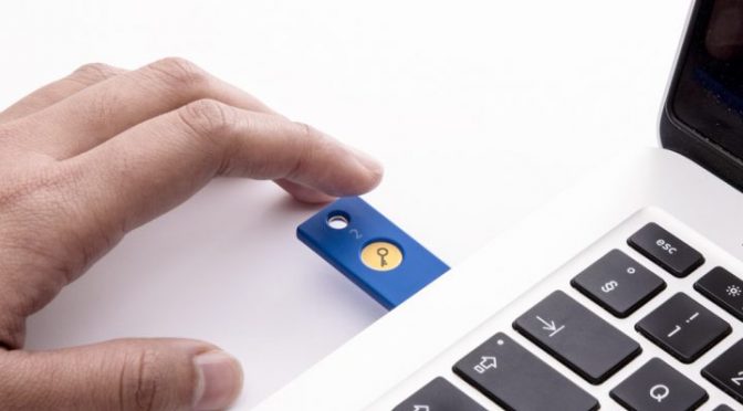 Der Security Key von Yubico im Einsatz (Foto: Yubico)