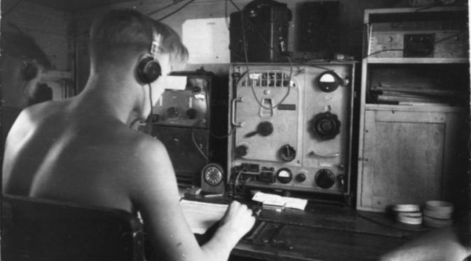 Funker im zweiten Weltkrieg - mit Kopfhörer (Quelle: Bundesarchiv)