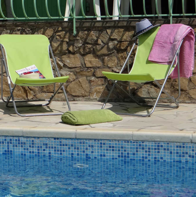 Vacances en famille à La Ciotat : activités et bons plans Chaises longues au bord de la piscine privée et sécurisée