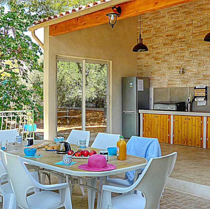 Vacances en famille à La Ciotat : activités et bons plans Pool-house de la Villa avec la table du petit-déjeuner
