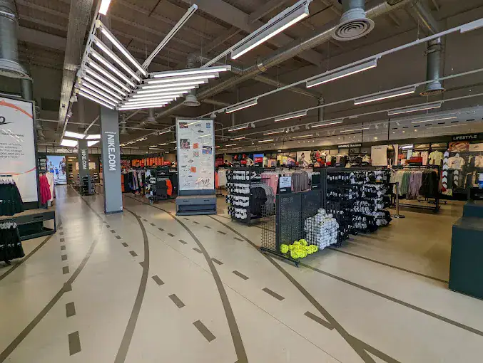 Interactive Store Sport lines e pavimento in ultratop levigato per Nike NFS Rugby (UK)