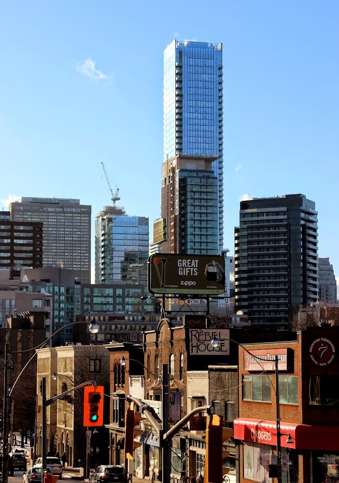 Stadtbild von Toronto mit modernen Hochhäusern und historischer Straßenansicht bei Tag