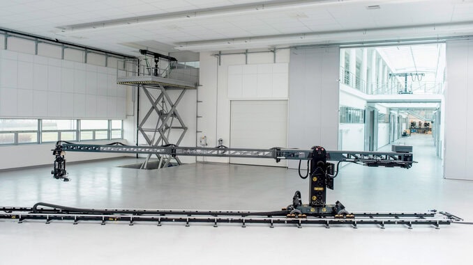 Parmi l'offre de machinerie, la Technodolly, grue télescopique programmable, sur rails chez TSF capable de travailler dans de très gros volumes silencieusement.