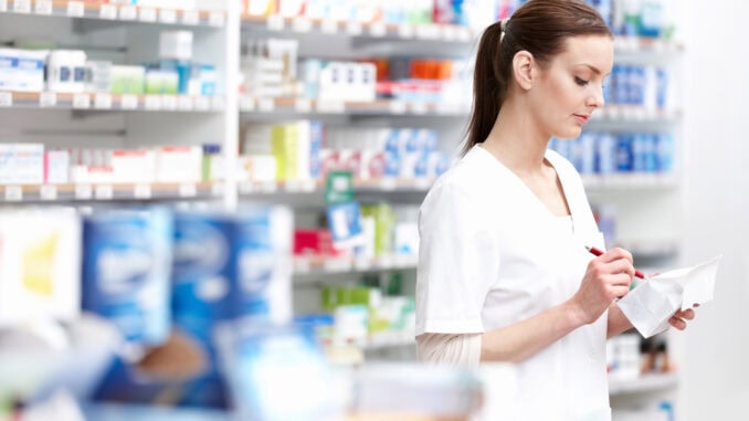 Was bedeutet das Apothekensterben fĂŒr Verbraucher? Junge Apothekerin