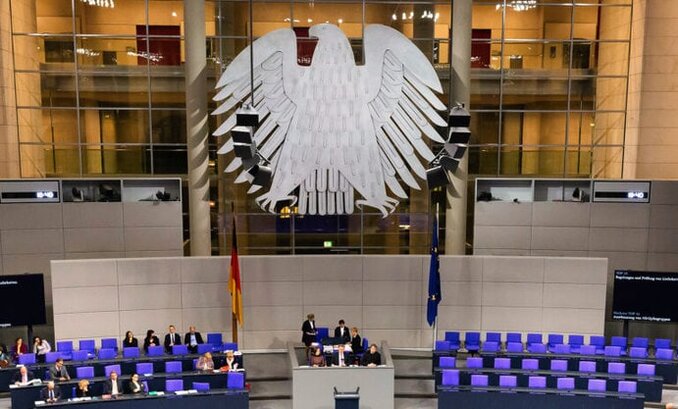 Plenarsaal Bundestag mit Bundesadler