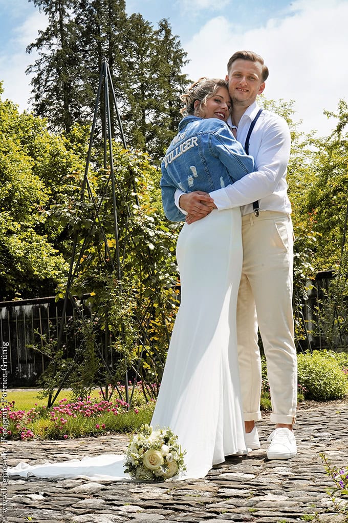 Hochzeitspaar umarmt sich beim Hochzeitsfotoshooting Hochzeitsfotograf Patrice Grünig nimmt den Moment auf und hält in Form eines tollen Bildes fest