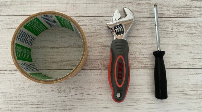 浴室換気扇の掃除に必要なドライバー、スパナ、ガムテープの写真