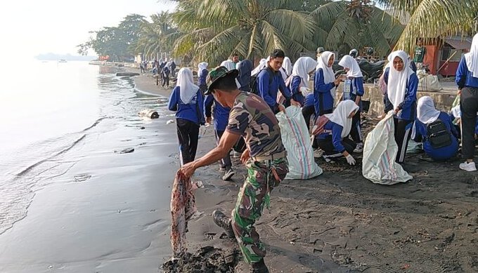 Koramil Tobelo dan Warga Bersihkan Pantai, Siswa SMK Mia Bato Turut Bergerak