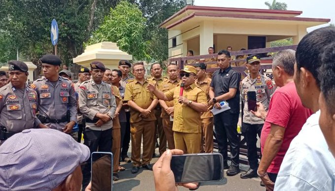 Bupati Halut Tatap Muka dengan Massa Aksi Bahas Hilirisasi Kelapa