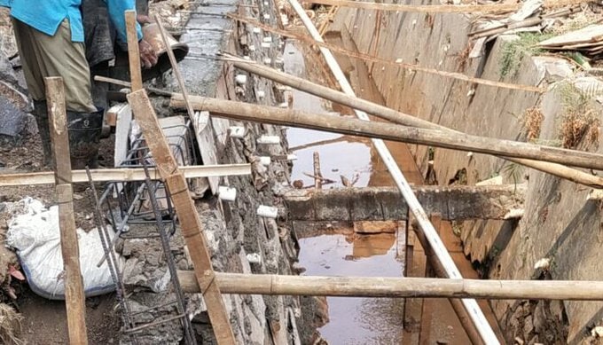 Proyek Turap Rp528 Juta di Jatinegara Disorot, Pekerjaan Berlangsung Saat Saluran Masih Tergenang
