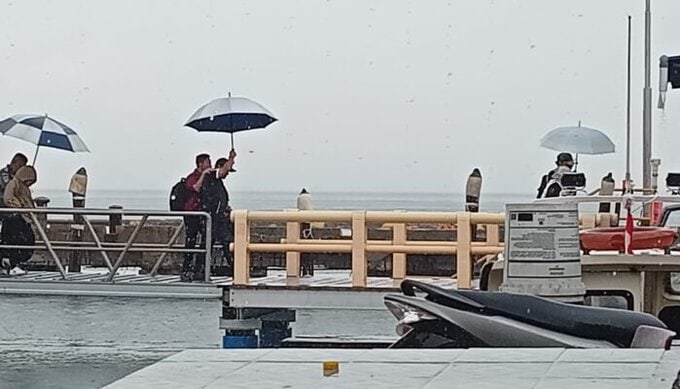 Pelabuhan Bulang Linggi Belum Beratap, Penumpang Kehujanan Saat Naik Turun Speedboat