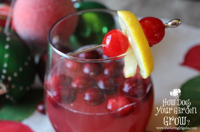 Jingle Juice cocktail from www.thefarmgirlgabs.com