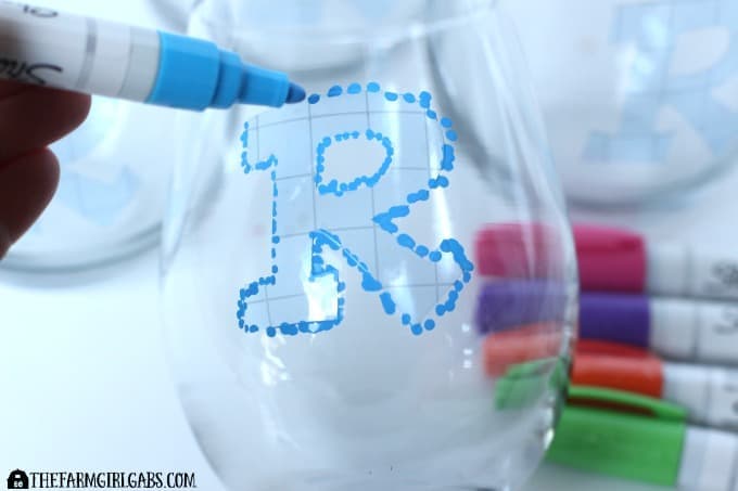 DIY Monogrammed Sharpie Glasses are perfect for entertaining all year long. This easy DIY craft project requires little time and no craft ability at all! AD #FarmhouseStyle #DIY #Craft #SharpiePaintCreate #Pmedia