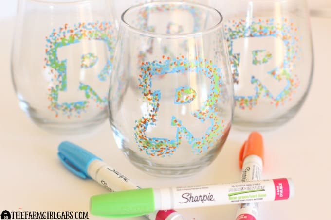 DIY Monogrammed Sharpie Glasses are perfect for entertaining all year long. This easy DIY craft project requires little time and no craft ability at all! AD #FarmhouseStyle #DIY #Craft #SharpiePaintCreate #Pmedia