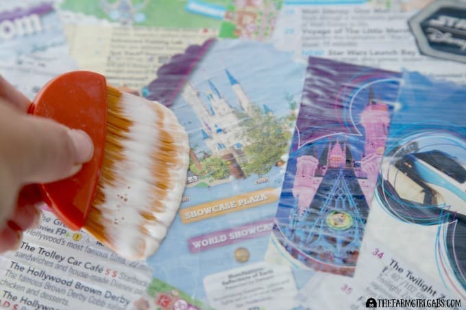 Have some extra Disney Parks Guidemaps from your visit to Walt Disney World? Serve up some fun memories (and some drinks) with this Easy Disney Parks Guidemap Serving Tray.