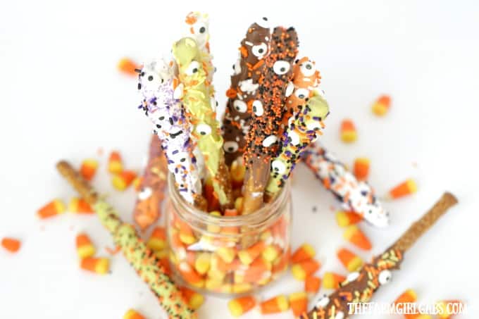 Scare up some delicious fun at Halloween with these Eye Of Newt Halloween Pretzels.