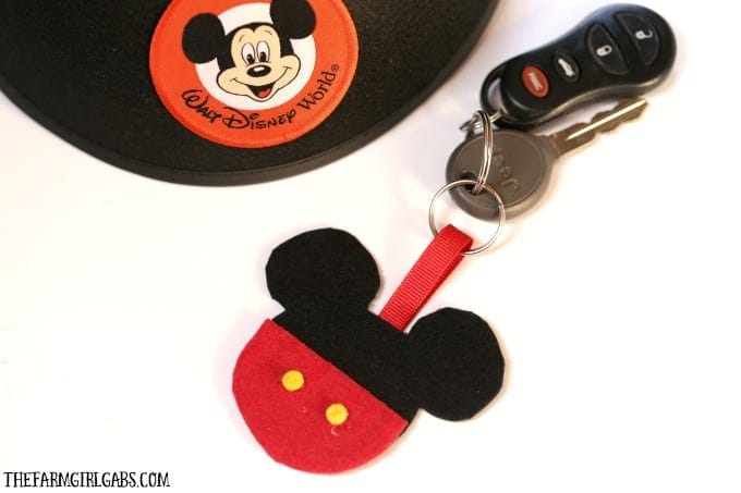 Isn't this adorable! This DIY Mickey Mouse Keychain is a super simple Disney craft. It is also a great fish extender to make for your upcoming Disney Cruise.