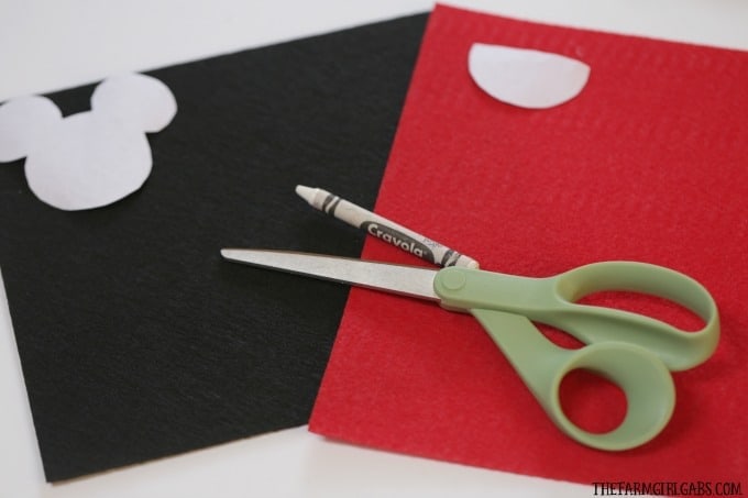 Isn't this adorable! This DIY Mickey Mouse Keychain is a super simple Disney craft. It is also a great fish extender to make for your upcoming Disney Cruise.